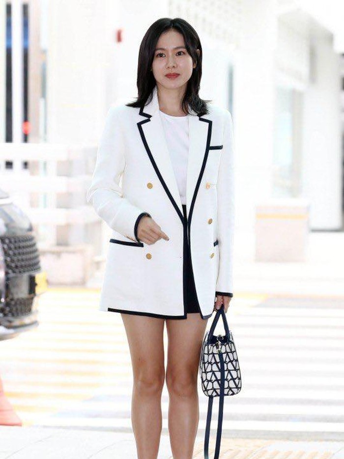 Tampil dengan gaya formal bernuansa hitam putih serta potongan rambut pendek, penampilan terbaru Son Ye Jin ini pun menuai banyak sorotan, Beauties./ Foto: Star News