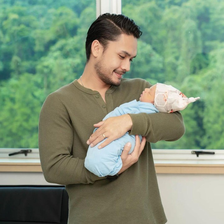 <p>Randy juga mengunggah foto saat menggendong putranya. "<em>Welcome to the world my champ</em>," tulisnya di Instagram. (Foto: Instagram @randpunk/ @cfrank3030)</p>