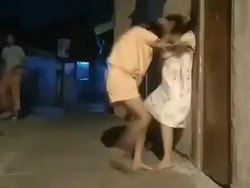 Viral, 3 Remaja Putri di Palembang Baku Hantam di Malam Hari