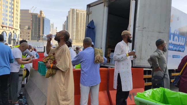 Banyak warga Saudi dan relawan lainnya berjajar di sepanjang jalan menuju kompleks Masjidil Haram memberikan makanan dan minuman gratis bagi para jemaah.