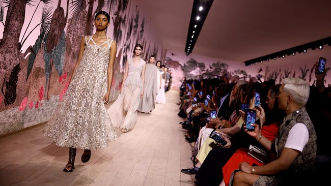 FOTO: Dior Pamerkan Koleksi Haute Couture Fall/Winter 2023-2024