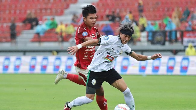 Sepak bola Indonesia terlihat lebih segar dalam wajah agak sangar dengan intonasi yang belum gempar pada pekan pertama Liga 1 2023/2024.