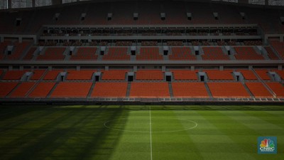 Suasana Jakarta Internasional Stadium (JIS) Selasa (4/7/2023). Jakarta International Stadium (JIS) di Ancol, Jakarta Utara akan direnovasi pemerintah. JIS disebut masuk dalam daftar stadion sepak bola yang akan menjadi tempat pertandingan Piala Dunia U-17 pada 10 November sampai dengan 2 Desember 2023. (CNBC Indonesia/Faisal Rahman)