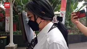 VIDEO: Istri Rafael Alun Tutup Mulut Usai Diperiksa KPK