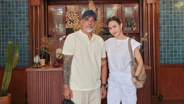 img-title Wenny Unggah Foto Suami Bule, Bantahan Rusak Rumah Tangga Rezky Aditya?