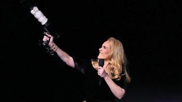 img-title Sudah Banyak Makan Korban, Adele Minta Stop Aksi Lempar Barang ke Panggung