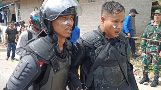 Penggusuran permukiman liar di kawasan Tangki Seribu, Kecamatan Batu Ampar, Kota Batam, Kepulauan Riau, ricuh. Satu anggota Brimob terkena busur panah.
