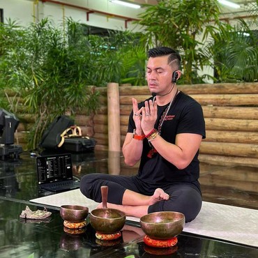 7 Potret Anjasmara Meditasi dan Yoga yang Bikin Agama Dipertanyakan