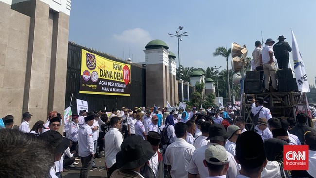 Sebanyak 1.800 personel gabungan diterjunkan untuk mengamankan aksi yang digelar Asosiasi Pemerintah Desa Seluruh Indonesia (APDESI) di depan Gedung DPR.