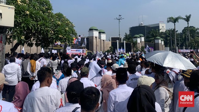Massa Asosiasi Pemerintah Seluruh Indonesia (Apdesi) membakar ban dalam unjuk rasa yang digelar di depan gedung kompleks parlemen.