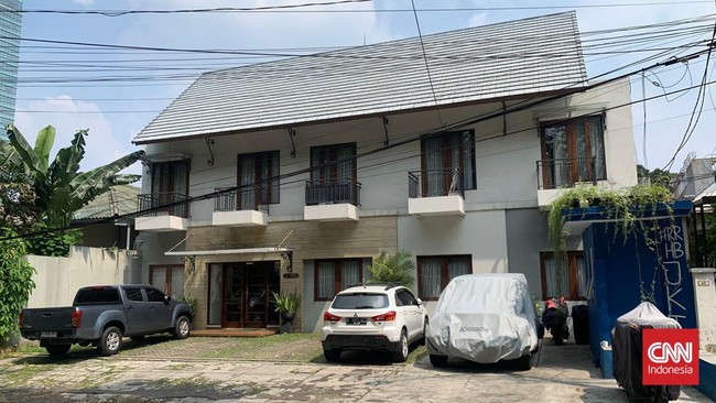 Kata Pak RT, Mario Dandy pernah mendirikan sebuah kafe kecil di halaman kos ayahnya. Kafe itu menjual miras dan beroperasi sampai pagi.