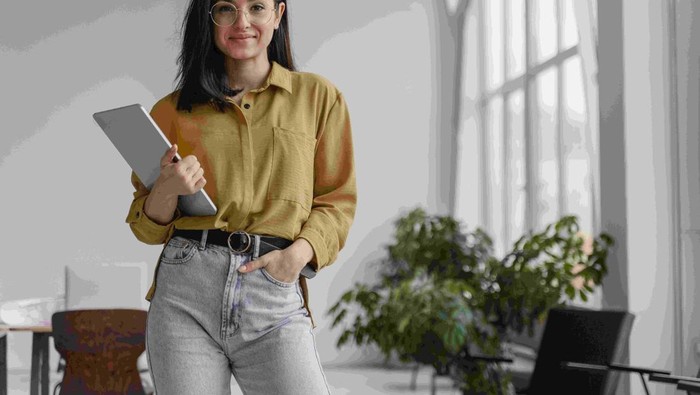 Tanda pemimpin dengan kecerdasan emosional tinggi adalah mereka memiliki empati yang mendalam. Mereka sering mengatakan kalimat, 