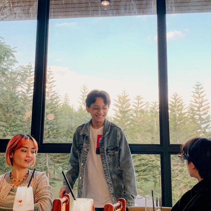 <p>Postingan tersebut memperlihatkan penampilan Zuzu dan Zera yang udah menjadi remaja. Saat bersama sang ibunda, mereka terlihat seperti adik kakak, nih. (Foto: Instagram @joannaalexandra) <br /><br /><br /></p>