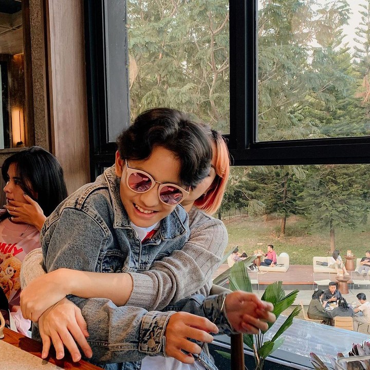 <p>Penampilan seperti ngumpul bareng kakak dan adik ini juga diungkap oleh netizen, lho. "Makin kesini si anak makin caem... Berasa kek kakak adik dah," ujar akun @yosi****. (Foto: Instagram @joannaalexandra) <br /><br /><br /></p>