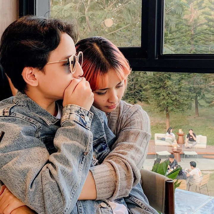 <p>Selain mengomentari anak-anaknya yang sudah remaja, netizen juga memberi kalimat positif untuk Joanna nih, Bunda. "Mama Jo ibu yang hebat. Jadi inspirasi buat aku pribadi. Sehat terus mama Jo," kata @ina_si****. (Foto: Instagram @joannaalexandra) <br /><br /><br /></p>