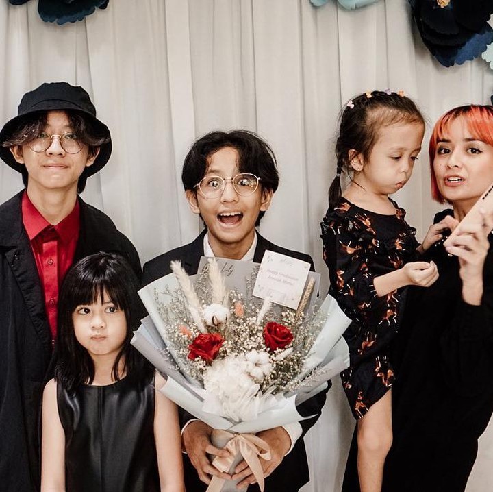 <p>Kita doakan, semoga Joanna Alexandra dan keempat anak-anaknya sehat serta bahagia selalu, ya. (Foto: Instagram @joannaalexandra)</p>