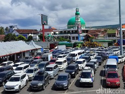 Perjalanan Normal 15 Menit Jadi 2 Jam Imbas Antrean di Pelabuhan Ketapang