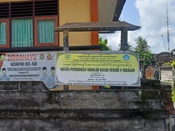 Bagi-bagi Seragam Gratis Demi Mendapat Siswa Baru