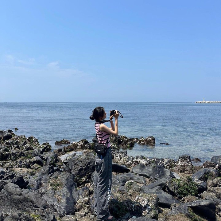 <p>Saat berlibur, Lee Seung Hyun juga memanfaatkan waktu sebanyak mungkin untuk mengabadikan momen. Ia sibuk memotret dengan kameranya. (Foto: Instagram @is.hyun_)</p>