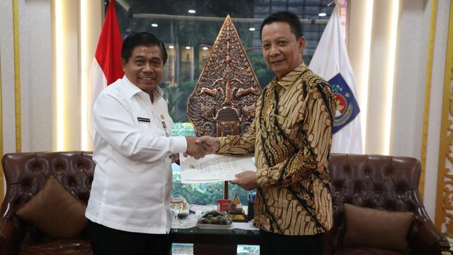 Presiden Jokowi resmi memperpanjang jabatan Mayjen (Purn) Achmad Marzuki sebagai Pj Gubernur Aceh. Marzuki akan memimpin Aceh kembali satu tahun ke depan.
