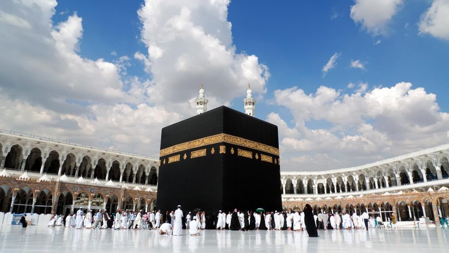 Meskipun terlihat sama, haji dan umrah memiliki perbedaan pada pengertian dan tata cara pelaksanaannya. Simak info lengkap soal perbedaan haji dan umrah!