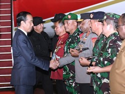 Jokowi Bertolak ke Jayapura dari Port Mersby, Diiringi Dentuman Meriam