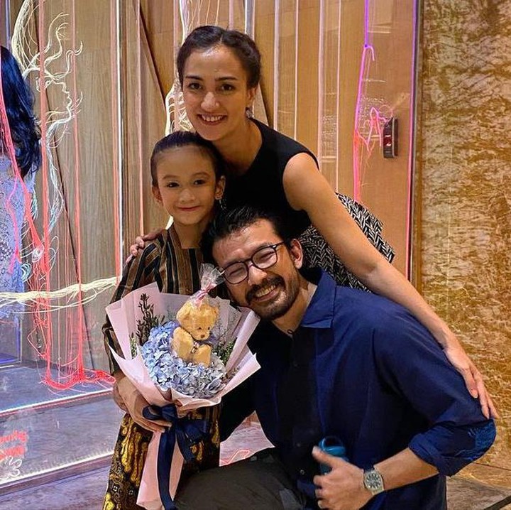 <p>Potret tersebut lantas menuai banyak reaksi dari netizen. Melalui kolom komentar, banyak yang memberikan dukuan dan pujian. "<em>Congratulations</em> Salma...," kata akun @niken****. (Foto: Instagram @riodewanto dan @atiqahhasiholan)<br /><br /><br /></p>