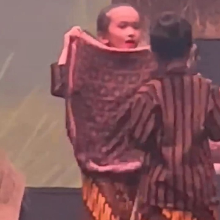 <p>Beberapa waktu lalu, Rio dan Atiqah membagikan momen ketika sang putri tampil di drama musikal sekolahnya. "Congrats Sal, bersama dengan teman kelasnya memerankan rakyat Mataram yang dilanda kemiskinan," tulis Atiqah. (Foto: Instagram @riodewanto dan @atiqahhasiholan)<br /><br /></p>