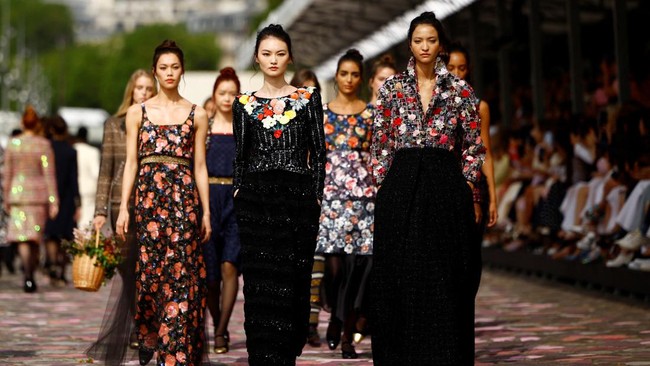 FOTO: Chanel Pamerkan Koleksi Couture di Tepi Sungai Seine