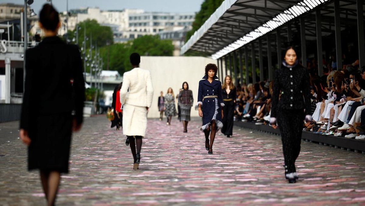 FOTO: Chanel Pamerkan Koleksi Couture di Tepi Sungai Seine