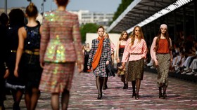 FOTO: Chanel Pamerkan Koleksi Couture di Tepi Sungai Seine