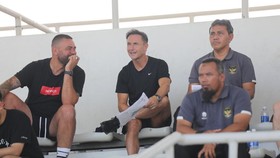 Reaksi Netizen Lihat Bima Sakti Seleksi Pemain Dibantu Dennis Wise