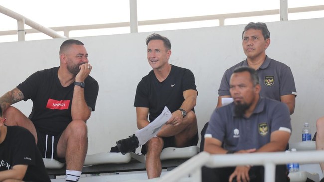 Netizen bereaksi setelah melihat pelatih Timnas Indonesia U-17 Bima Sakti melakukan seleksi pemain yang dibantu Dennis Wise.
