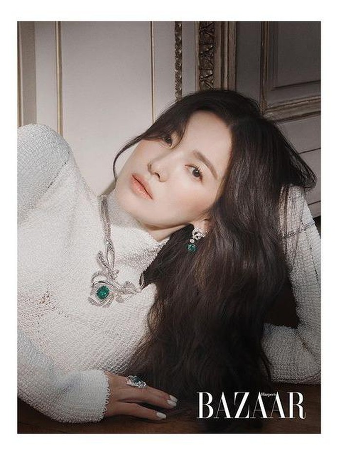 Bagaimana penampilan Song Hye Kyo di pemotretan bersama Harper's Bazaar Hong Kong kali ini, Beauties?/ Foto: Hong Jang Hyun