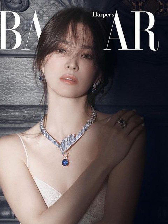 Tak ketinggalan, di pemotretan ini pun Song Hye Kyo mengenakan beberapa perhiasan dari brand mewah asal Prancis, yakni Chaumet./ Foto: Hong Jang Hyun