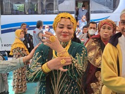 Gaya-gayaan Emak-emak Jemaah Haji Makassar Pamer Perhiasan Emas Imitasi