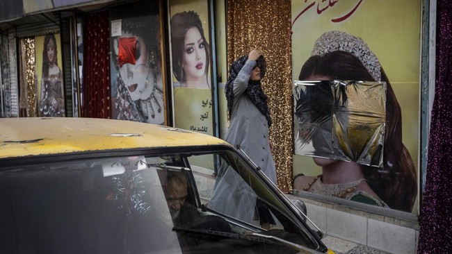 FOTO: Nasib Salon Kecantikan Afghanistan Ditutup Paksa Taliban