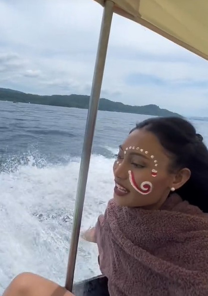 Video Novia yang viral di Tiktok ditonton lebih dari 1 juta orang sedang menyanyikan lagu How Far I’ll Go dari film Moana. “Kenalin Moana Bachmid 👩🏽‍🦱” Tulisnya/Foto: tiktok.com/novbach
