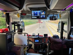 Kenapa Ada Bus yang Jalan Lambat di Lajur Kanan Tol?