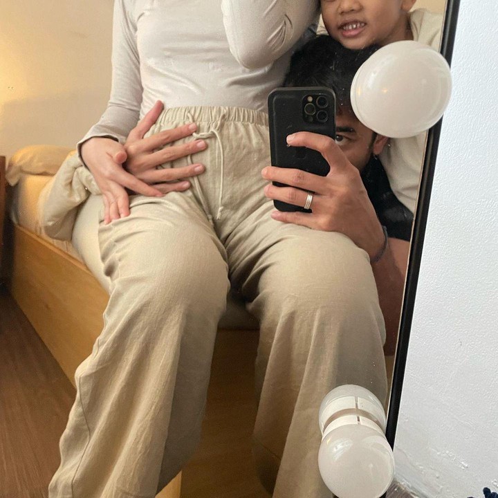 <p>Dalam salah satu unggahannya di Instagram pada 1 Juli 2023 lalu, Wafda membagikan potret dirinya sambil memegang perut Safira. Menginjak bulan ke-5, <em>baby bump</em> Safira pun sudah mulai terlihat. (Sumber: Instagram @wafda90)</p>