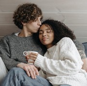 Hari Ciuman Internasional 6 Juli: Ini Makna Ciuman di Dahi yang Sering Dianggap Romantis