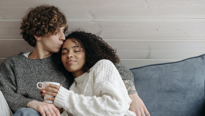 Hari Ciuman Internasional 6 Juli: Ini Makna Ciuman di Dahi yang Sering Dianggap Romantis