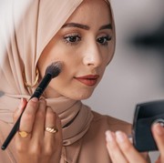6 Cara Makeup yang Tepat untuk Kulit Berminyak, Biar Nggak Gampang 'Longsor' dan Terlihat Memukau!