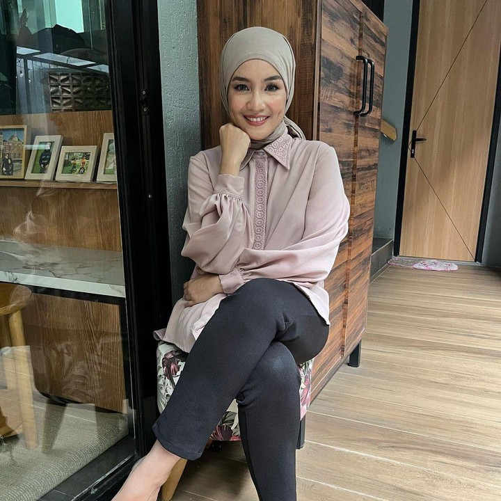 <p>Aktris sekaligus penyanyi Intan Nuraini sukses merintis karier sejak era 2000-an. Kini, ia membangun keluarga bersama Donny Azwan Putra dan 3 orang anak. Mereka menempati sebuah rumah yang sangat nyaman. (Foto: Instagram @intan_nuraini23)</p>