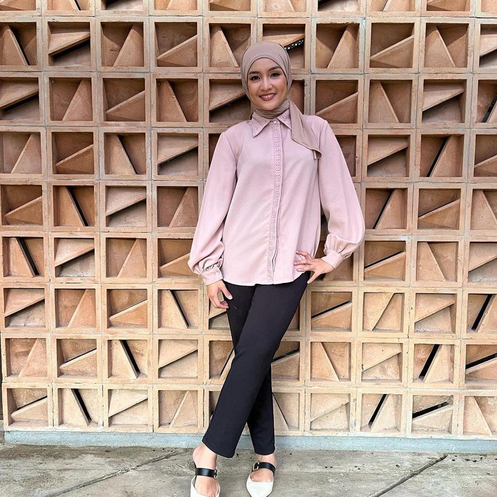 <p>Rumah tersebut juga memiliki banyak spot foto estetik yang dilengkapi dengan dekorasi cantik. Seperti tembok berunsur kayu yang satu ini. (Foto: Instagram @intan_nuraini23)</p>