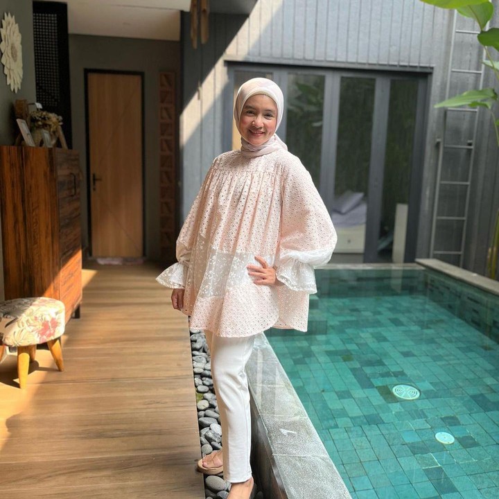 <p>Kolam renang di halaman rumah Intan Nuraini juga memiliki gaya minimalis. Terlihat modern seperti di villa ya, Bunda? (Foto: Instagram @intan_nuraini23)</p>