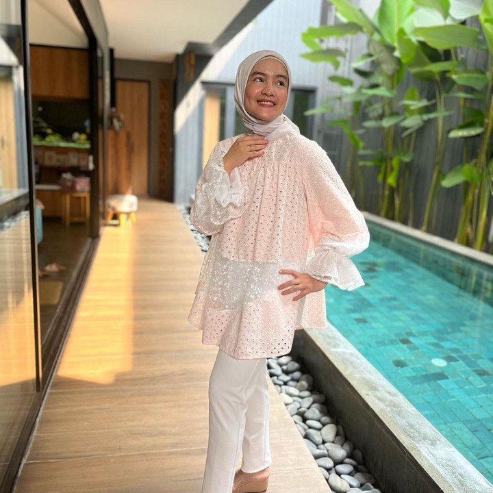 <p>Untuk memberikan nuansa asri, Intan Nuraini menanam pohon di pinggir kolam renang rumahnya. Pohon di area itu membuat rumahnya terlihat lebih sejuk. (Foto: Instagram @intan_nuraini23)</p>