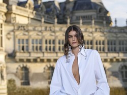 Kaia Gerber Eksis Lagi di Catwalk, Seksi Pakai Kemeja Valentino Tanpa Bra