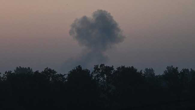 Diserbu Serangan Balasan Ukraina, Rusia Tunda Operasi 2 Bandara Moskow Rusia menghadapi serangan drone besar-besaran Ukraina pada Selasa (27/5) malam hingga terpaksa menghentikan operasional 2 bandara di Moskow.