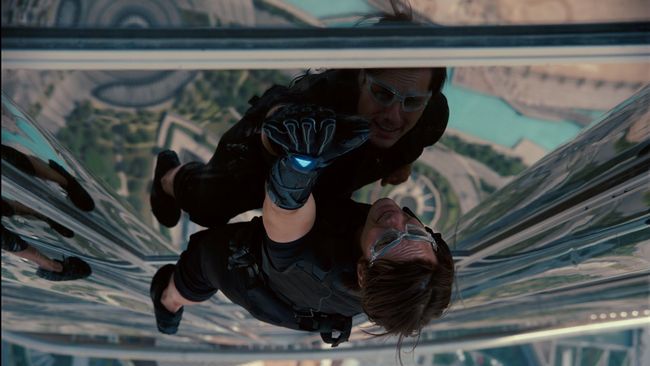 Berikut tujuh adegan berbahaya dilakukan Tom Cruise sendiri, tanpa stuntmant, dalam seri film Mission: Impossible.